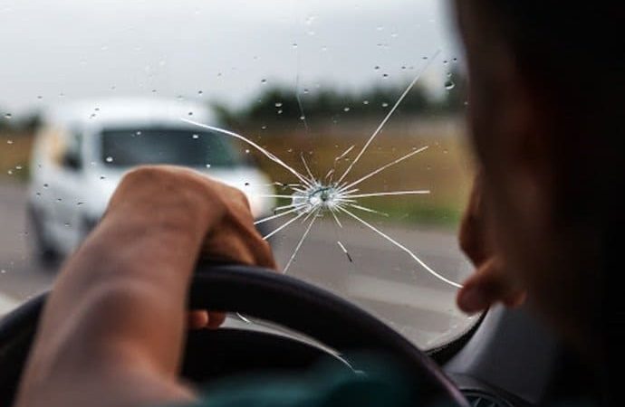 Vidro quebrado e faróis trincados. Vale a pena acionar o Seguro Automotivo?