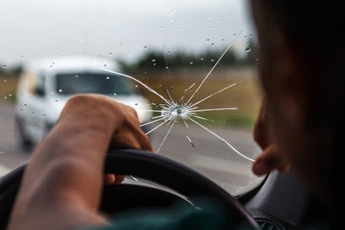 Vidro quebrado e faróis trincados. Vale a pena acionar o Seguro Automotivo?