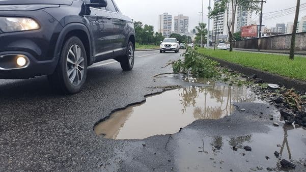 Seguro cobre danos causados por buracos na rua?